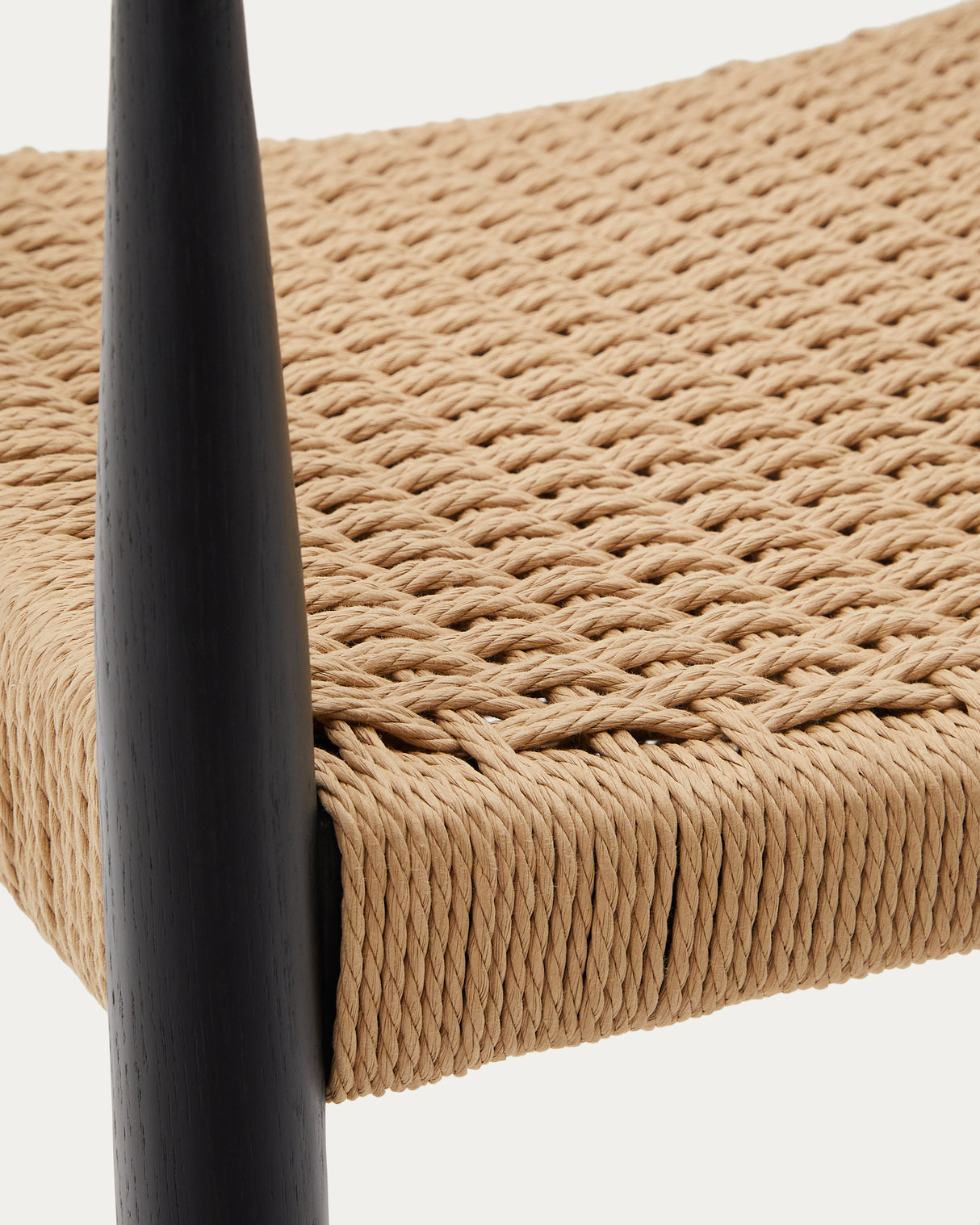 Analy Stuhl mit Armlehnen aus massivem Eichenholz 100% FSC, schwarzes Finish, Seilsitz - ZEN ZONE Furniture