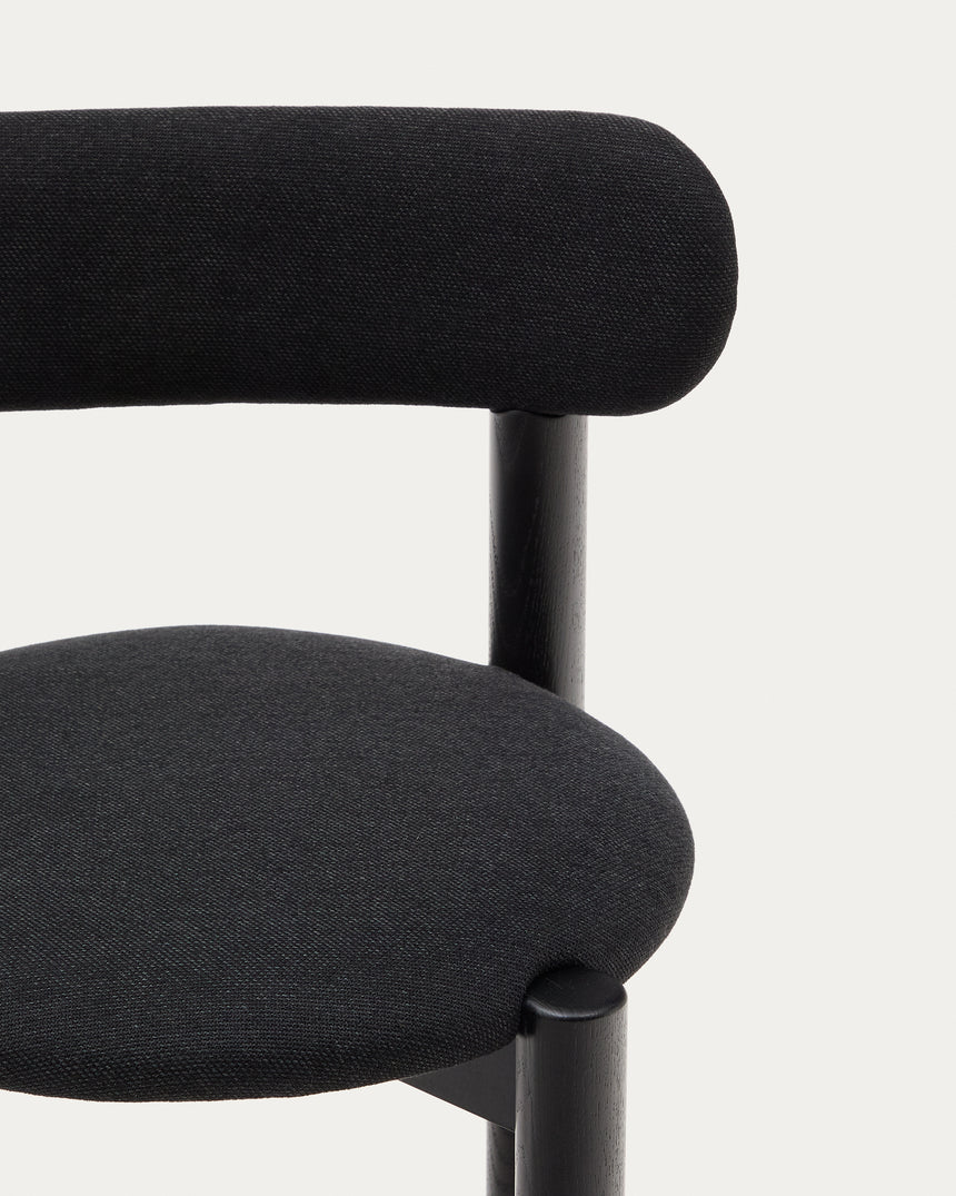 Nebai Stuhl mit schwarzer Chenille und Gestell aus massivem Eichenholz mit schwarzem Finis - ZEN ZONE Furniture