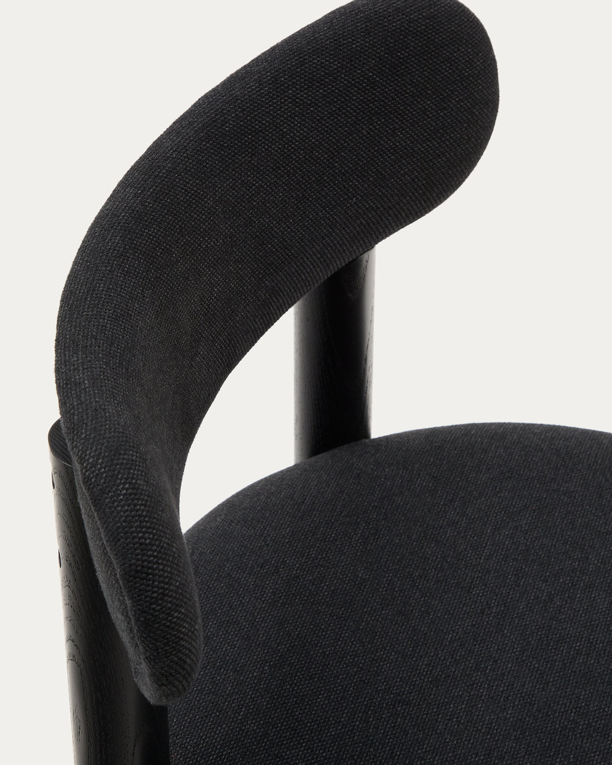 Nebai Stuhl mit schwarzer Chenille und Gestell aus massivem Eichenholz mit schwarzem Finis - ZEN ZONE Furniture