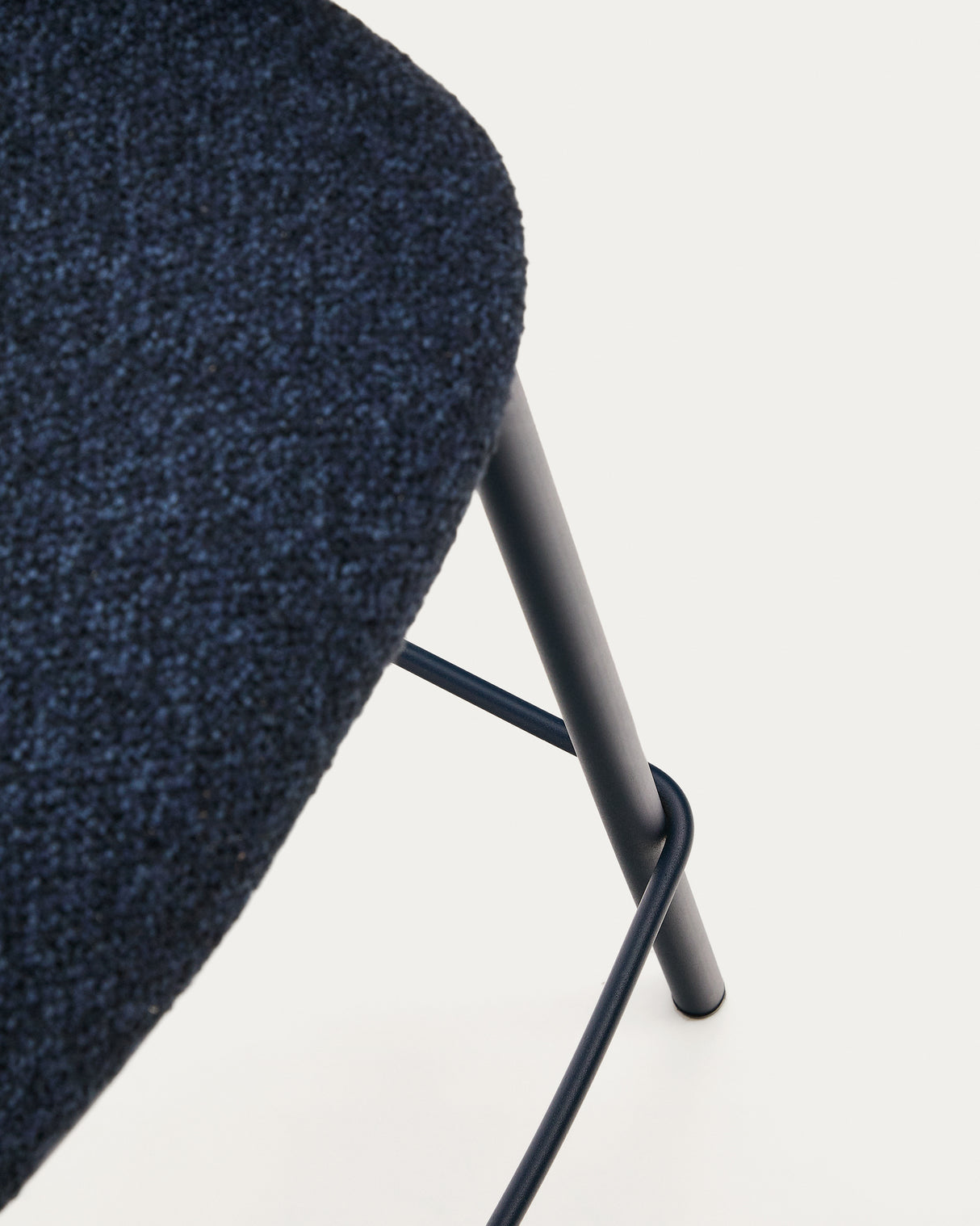 Maina Hocker aus blauem Chenille und Stahlbeinen mit blauem Finish FSC Mix Credit 65 cm - ZEN ZONE Furniture