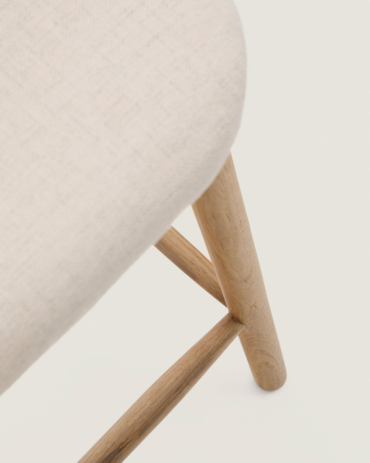 Helda SHocker aus beiger Chenille und massivem Eichenholz FSC Mix Credit 65 cm - ZEN ZONE Furniture