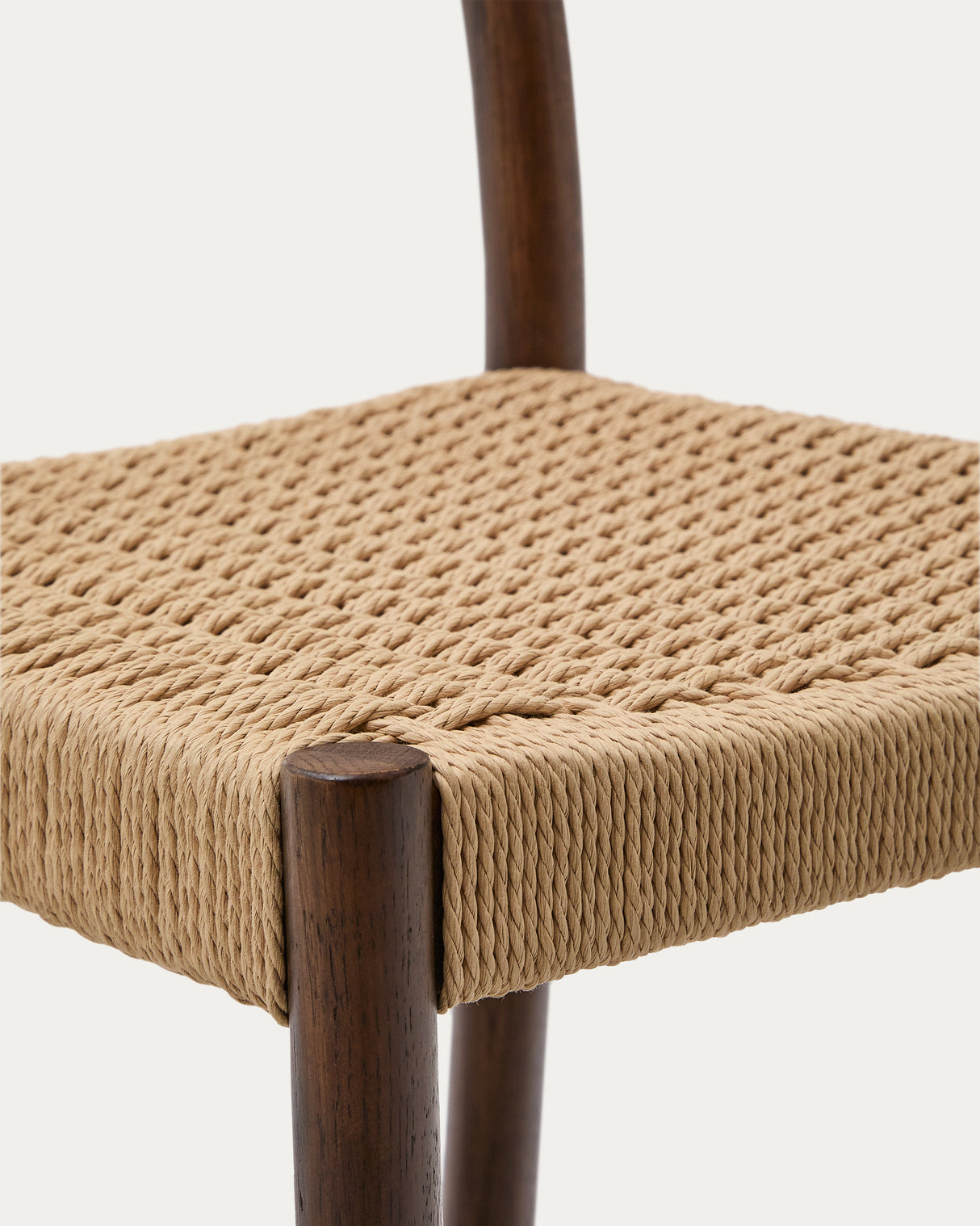 Yalia Barhocker Rückenlehne massives Eichenholz mit Nussbaum-Finish und Seilsitzfläche 65 cm FSC 100% - ZEN ZONE Furniture