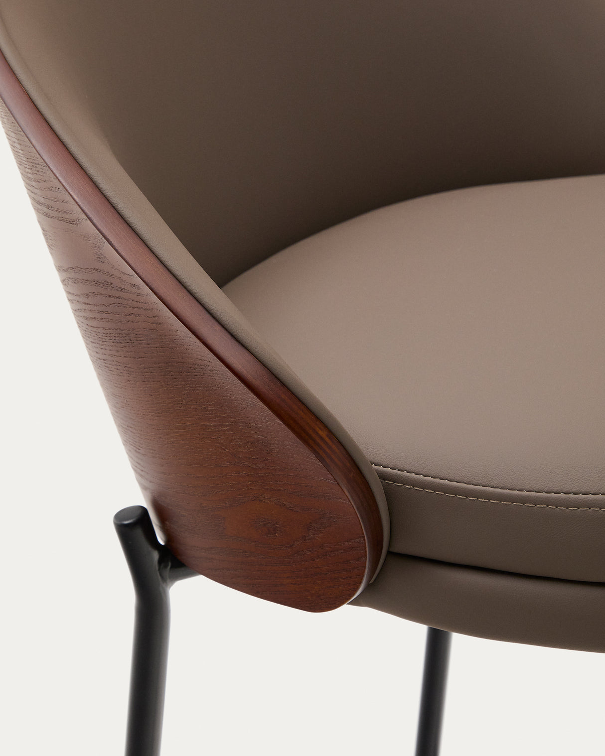 Eamy Hocker aus braunem Kunstleder, Eschenfurnier in Nussbaum-Finish mit Metall in Schwarz - ZEN ZONE Furniture