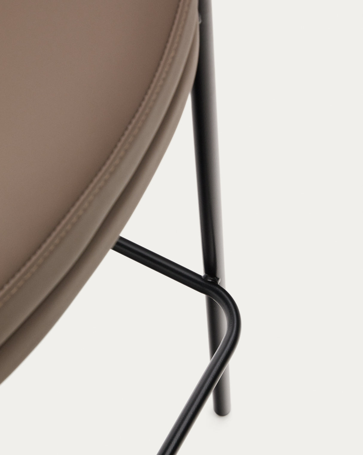 Eamy Hocker aus braunem Kunstleder, Eschenfurnier in Nussbaum-Finish mit Metall in Schwarz - ZEN ZONE Furniture