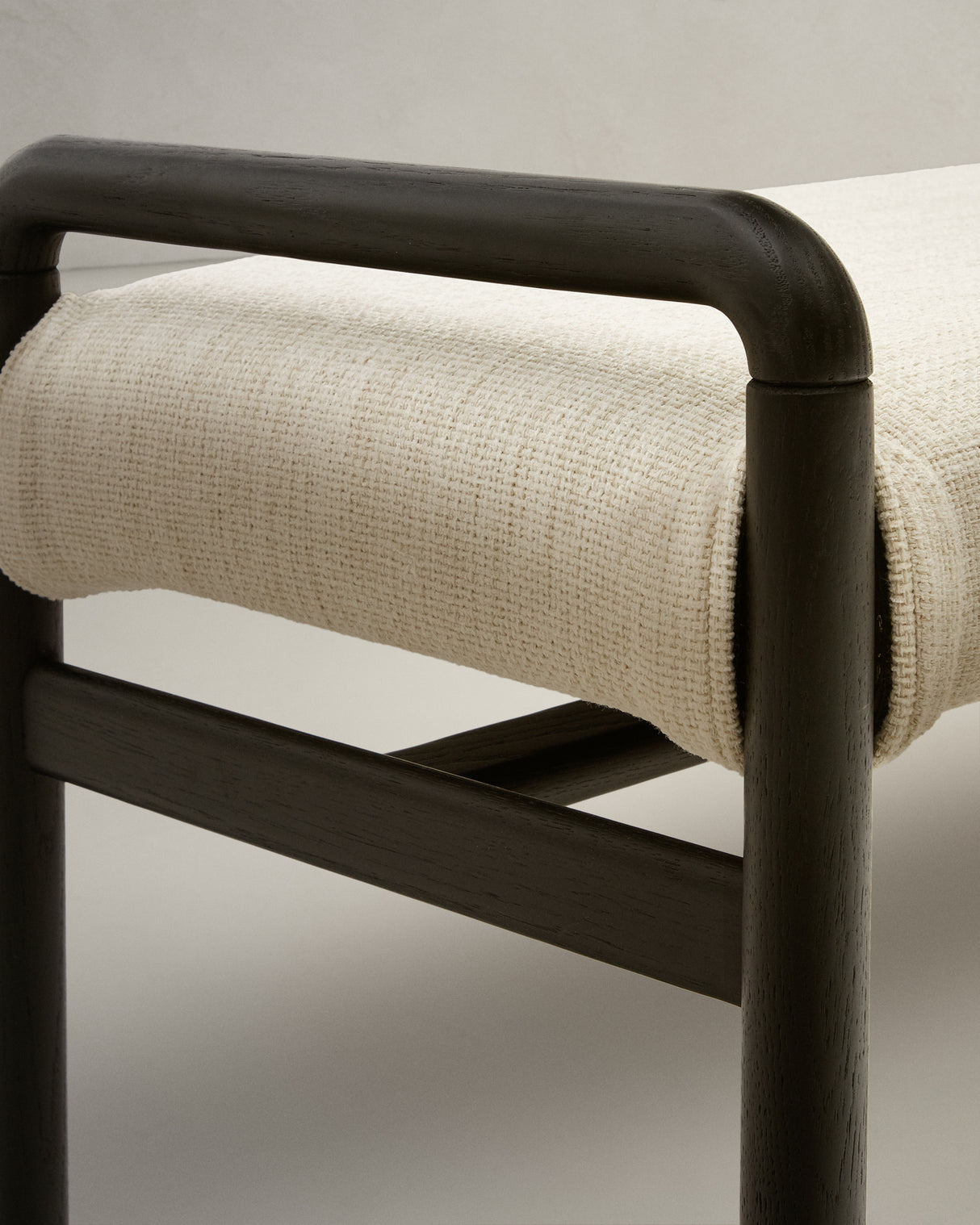 Macaret Polsterbank abnehmbarer Bezug massives Eichenholz in Schwarz 120 cm FSC Mix Credit - ZEN ZONE Furniture