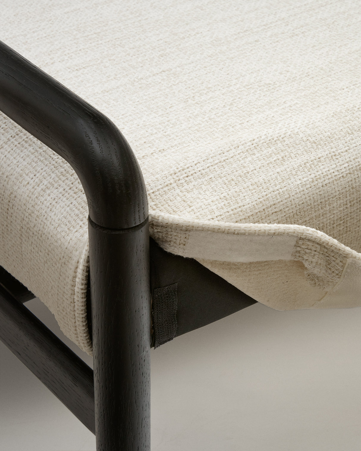 Macaret Polsterbank abnehmbarer Bezug massives Eichenholz in Schwarz 120 cm FSC Mix Credit - ZEN ZONE Furniture