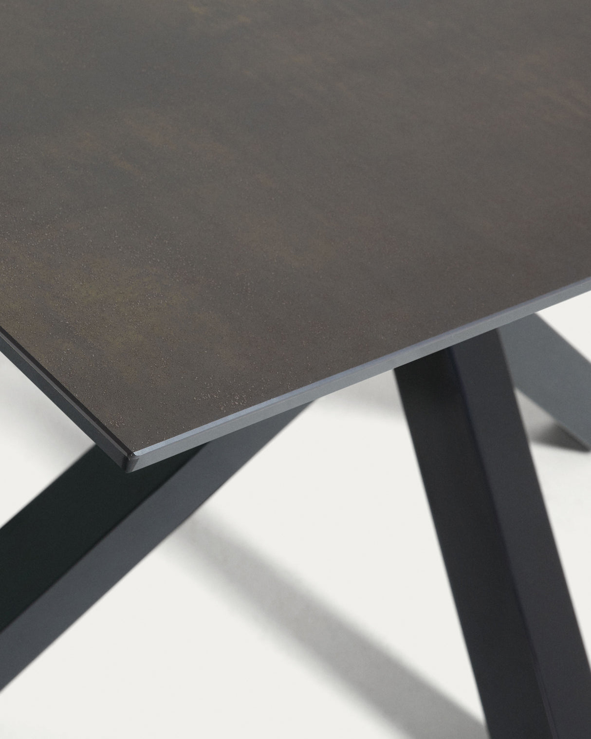 Argo Tisch 200 x 100 cm aus Feinsteinzeug mit Iron Moss Finish und schwarzen Stahlbeinen - ZEN ZONE Furniture