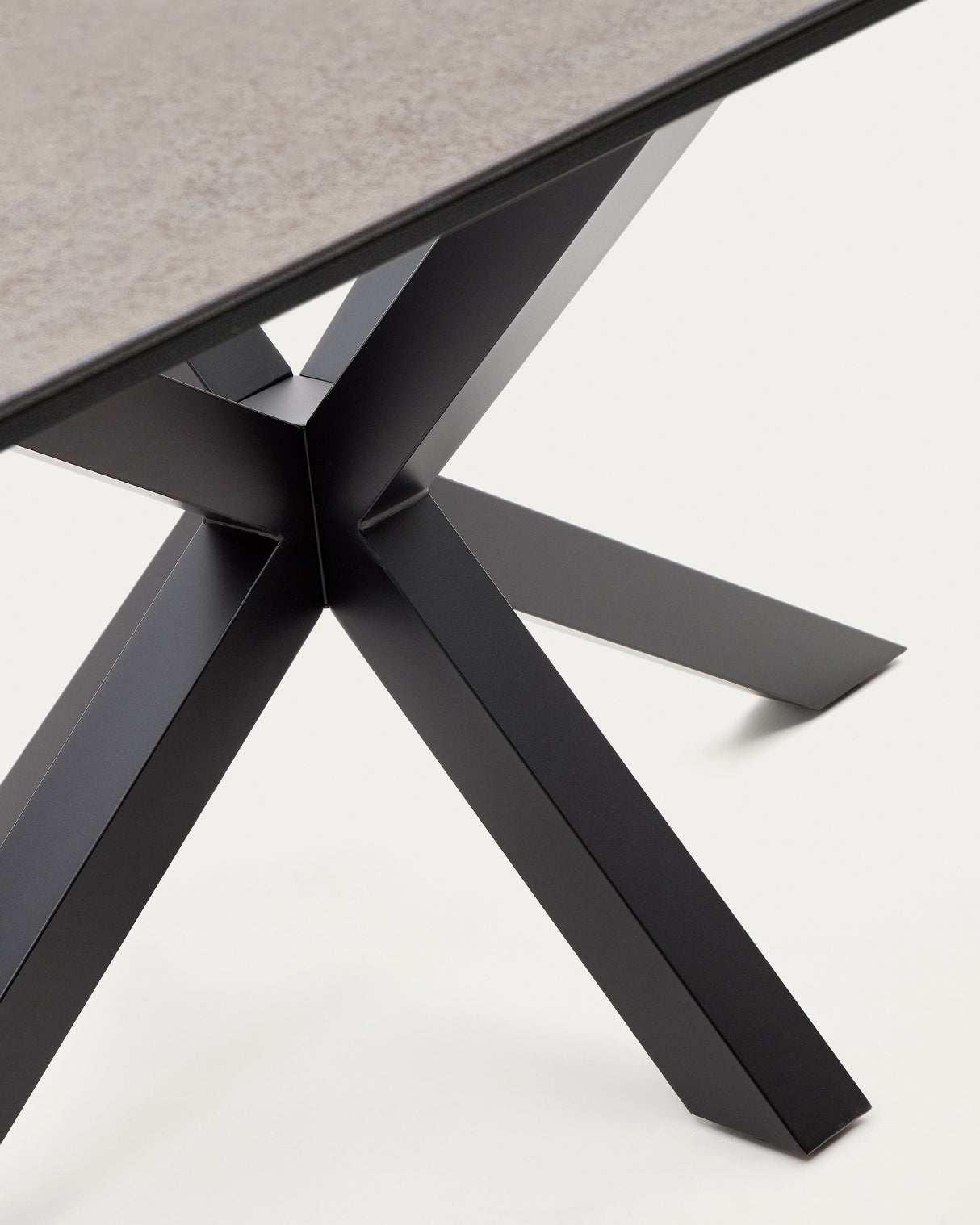 Argo Tisch 200 x 100 cm aus Feinsteinzeug mit Iron Moss Finish und schwarzen Stahlbeinen - ZEN ZONE Furniture