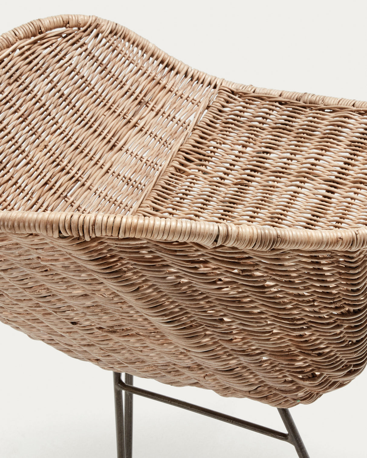 Chart Stuhl aus Rattan und Stahlbeine mit schwarzem Finish - ZEN ZONE Furniture