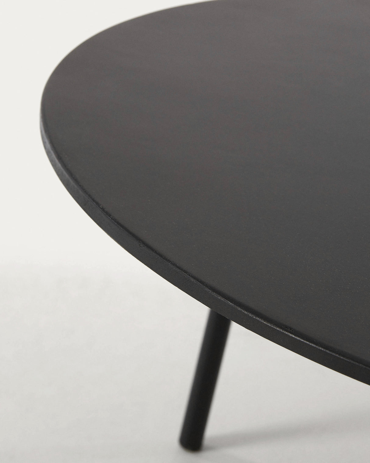 Mathis Couchtisch Zementfaser und Stahlbeine mit schwarzem Finish Ø 70 cm - ZEN ZONE Furniture