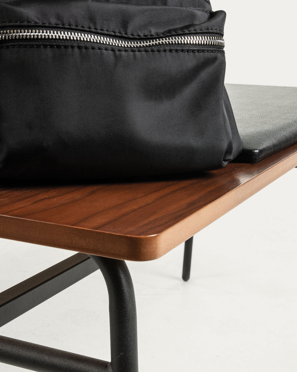 Carabel Bank aus Stahl und Nussholzfurnier 100 cm - ZEN ZONE Furniture