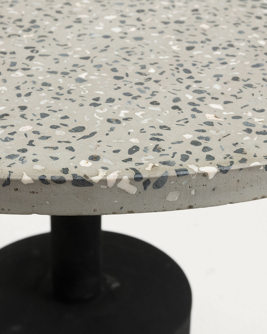 Delano Beistelltisch aus Terrazzo in Grau und Stahlbeine in Schwarz Ø 55 cm - ZEN ZONE Furniture