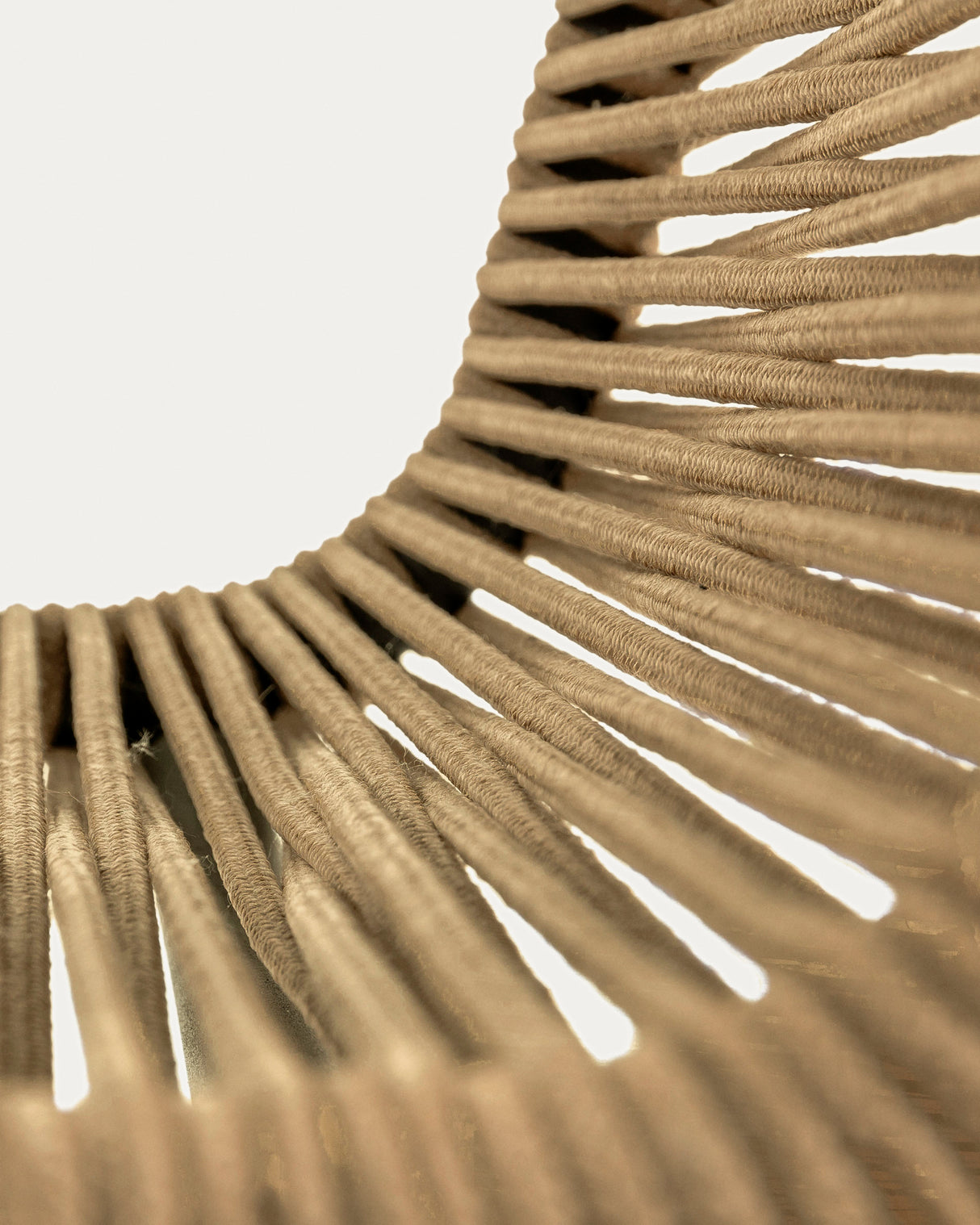 Lambton stapelbarer Stuhl aus braunem Seil und Stahl mit schwarzem Finish - ZEN ZONE Furniture