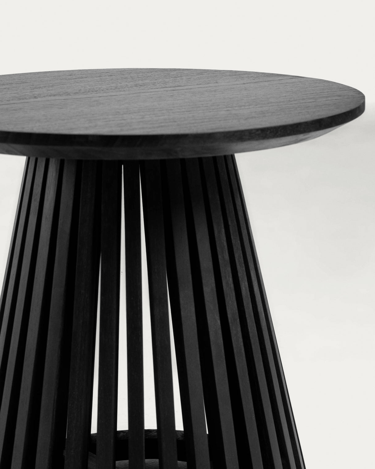 Jeanette Beistelltisch aus massivem Mindiholz schwarz Ø 50 cm - ZEN ZONE Furniture