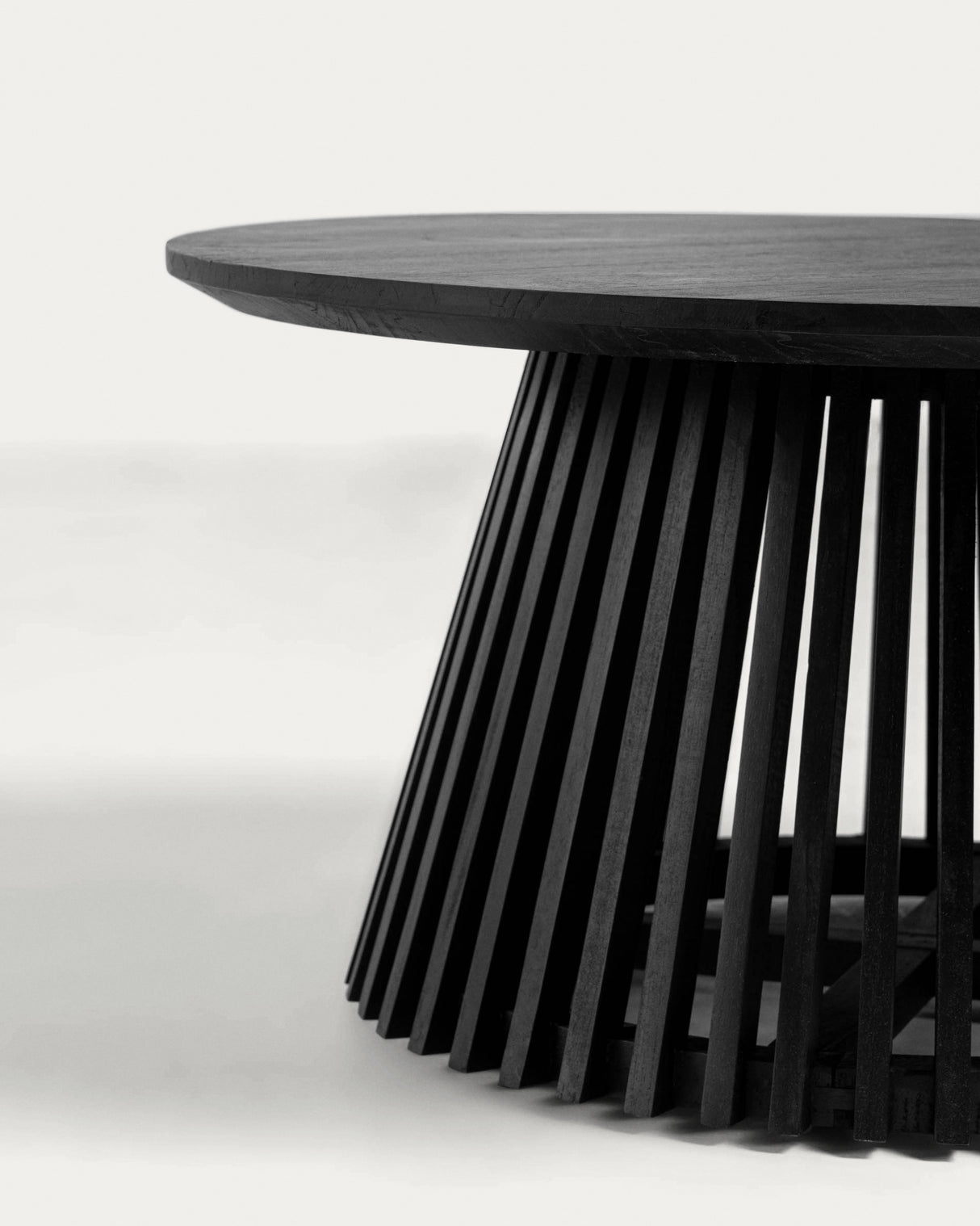 Jeanette Couchtisch aus massivem Mindiholz schwarz Ø 80 cm - ZEN ZONE Furniture