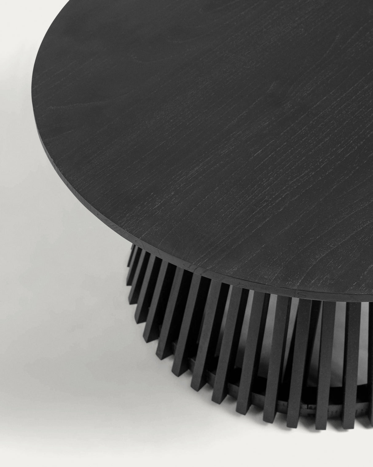 Jeanette Couchtisch aus massivem Mindiholz schwarz Ø 80 cm - ZEN ZONE Furniture