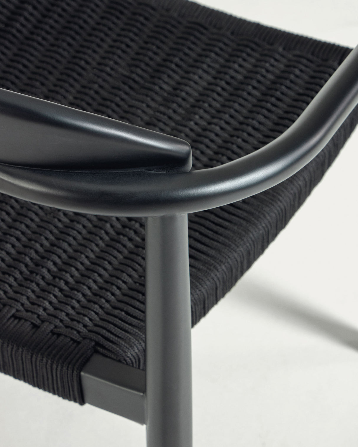 Nina stapelbarer Stuhl aus massivem Akazienholz mit mattschwarzem Finish und schwarzem Seil - ZEN ZONE Furniture