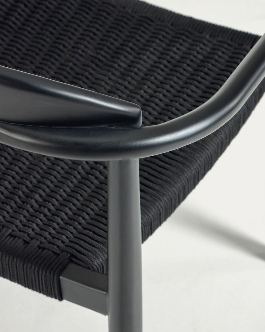 Nina stapelbarer Stuhl aus massivem Akazienholz mit mattschwarzem Finish und schwarzem Seil - ZEN ZONE Furniture