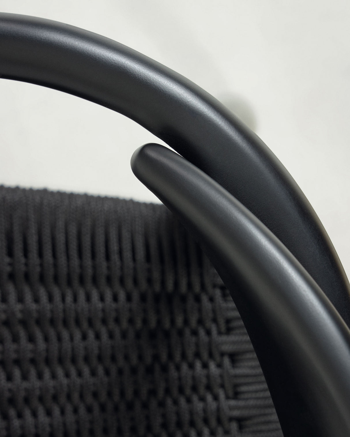 Nina stapelbarer Stuhl aus massivem Akazienholz mit mattschwarzem Finish und schwarzem Seil - ZEN ZONE Furniture