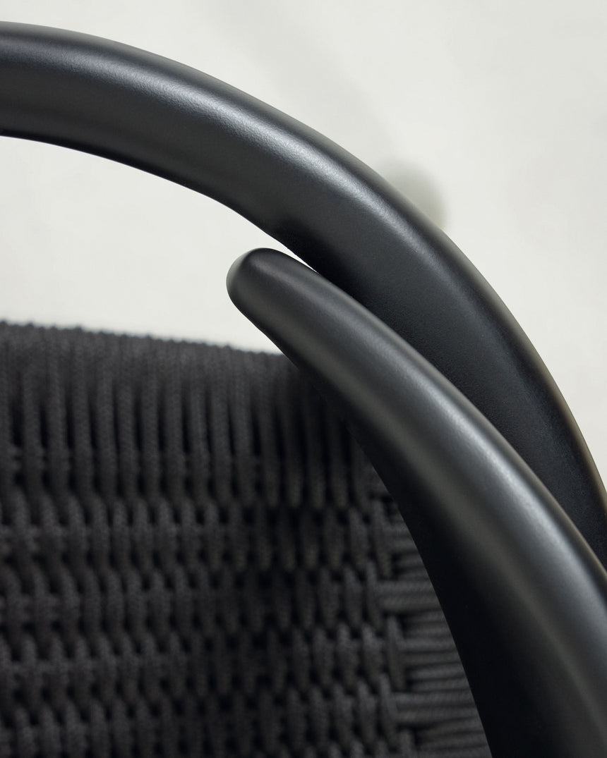 Nina stapelbarer Stuhl aus massivem Akazienholz mit mattschwarzem Finish und schwarzem Seil - ZEN ZONE Furniture