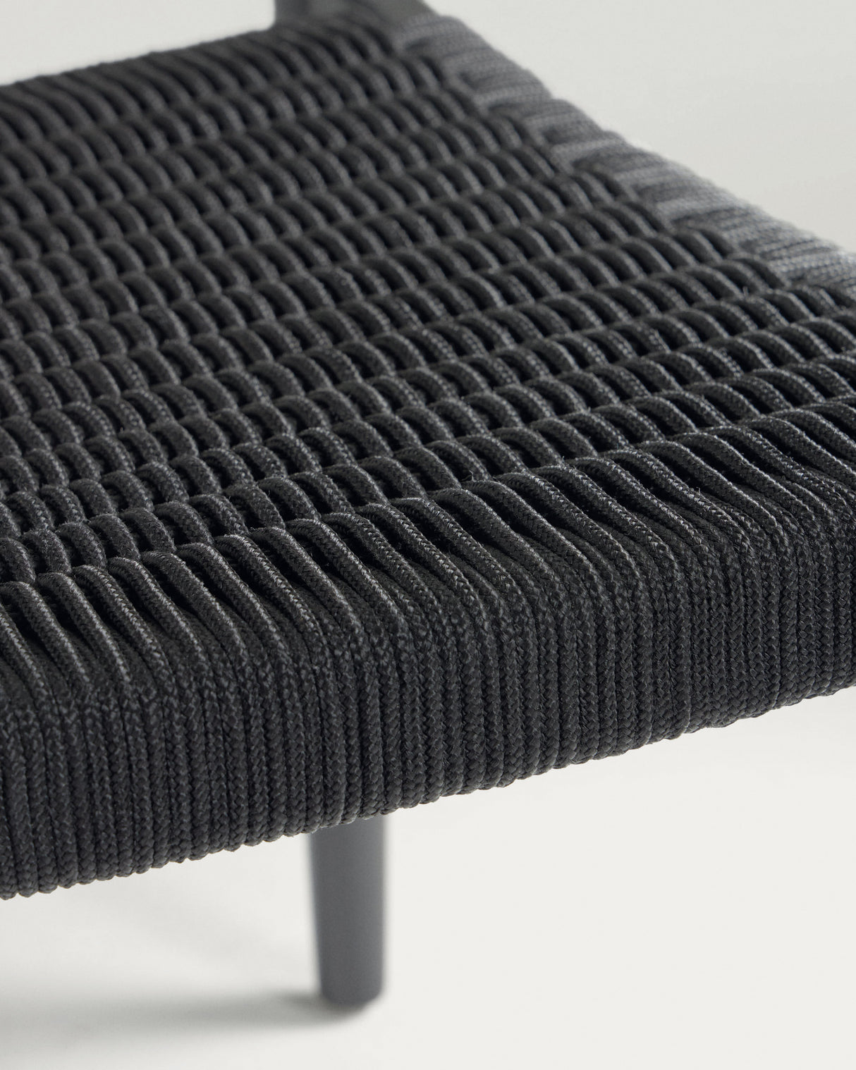 Nina stapelbarer Stuhl aus massivem Akazienholz mit mattschwarzem Finish und schwarzem Seil - ZEN ZONE Furniture