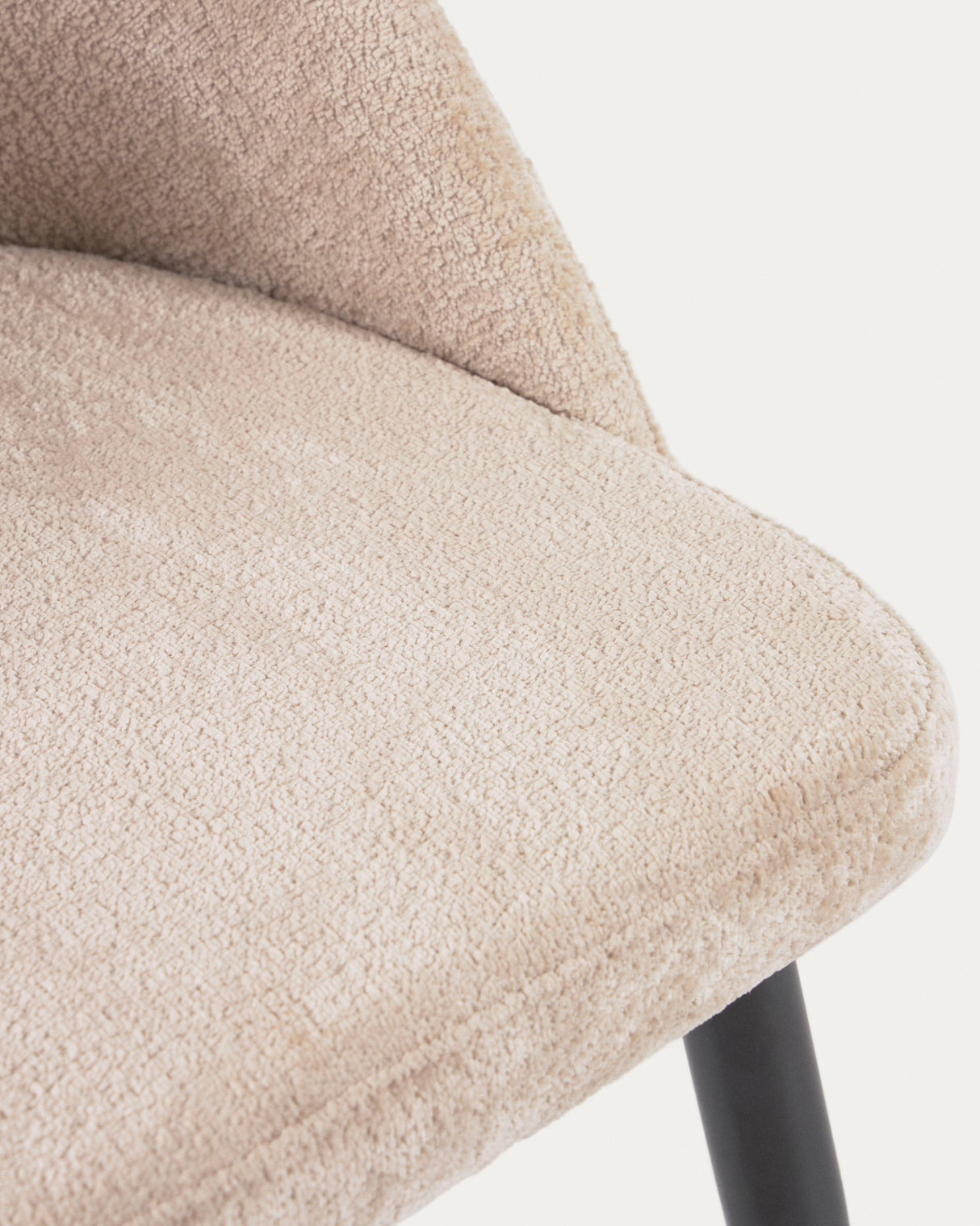 Stuhl Mael aus beigem Chenille und Stahlbeinen mit schwarzem Finish - ZEN ZONE Furniture