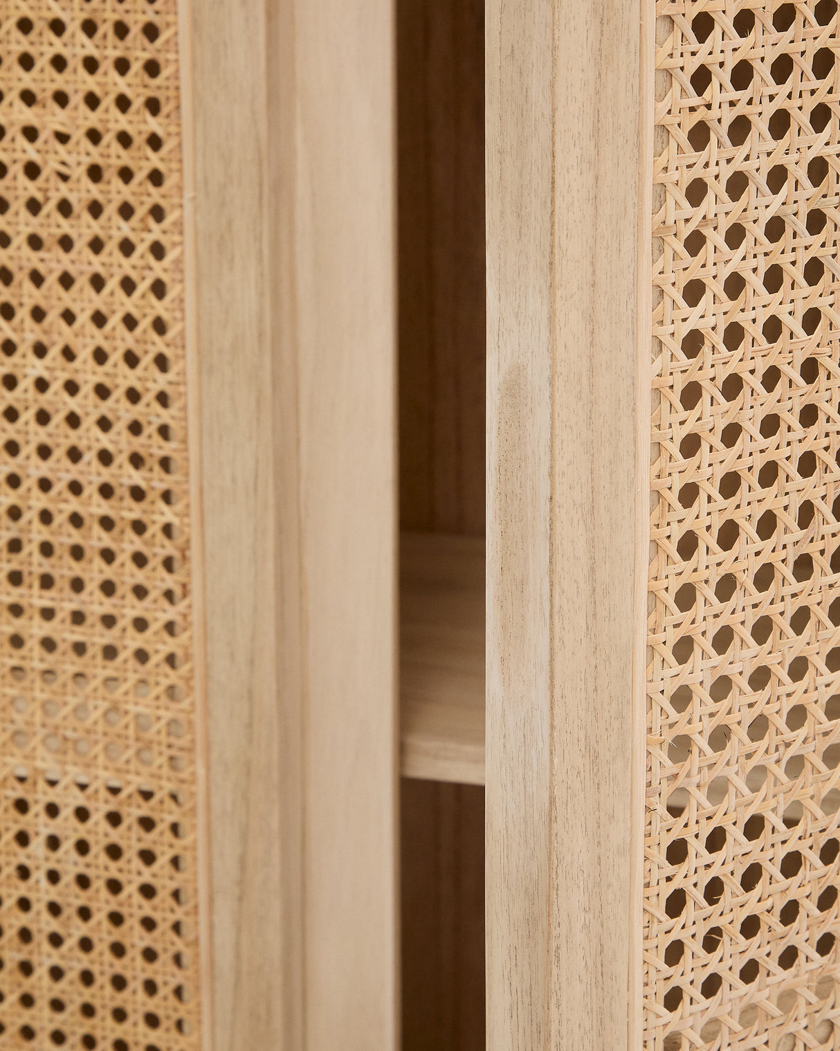 Rexit Schrank aus massivem Holz und Mindi Furnier mit Rattan 90 x 160 cm - ZEN ZONE Furniture