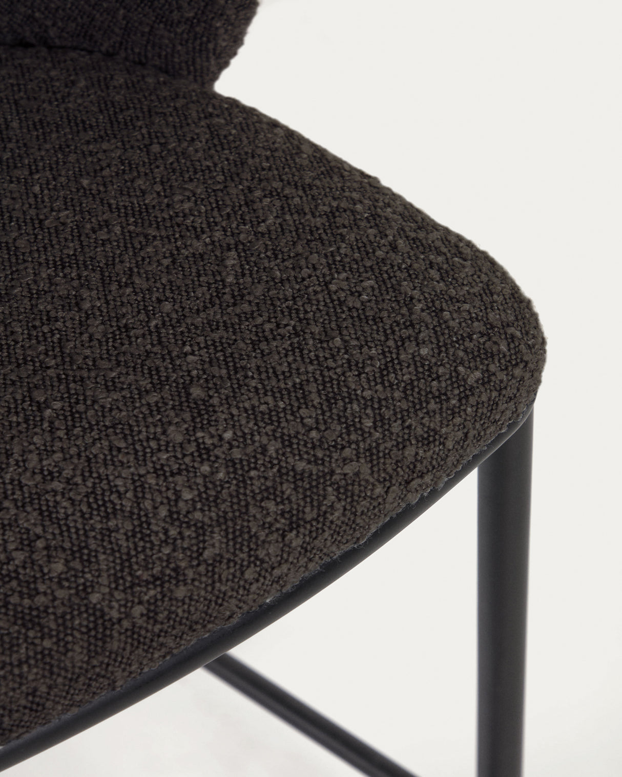 Ciselia Hocker mit Bouclé in Schwarz und schwarzen Stahlbeinen Höhe 65 cm FSC Mix Credit - ZEN ZONE Furniture