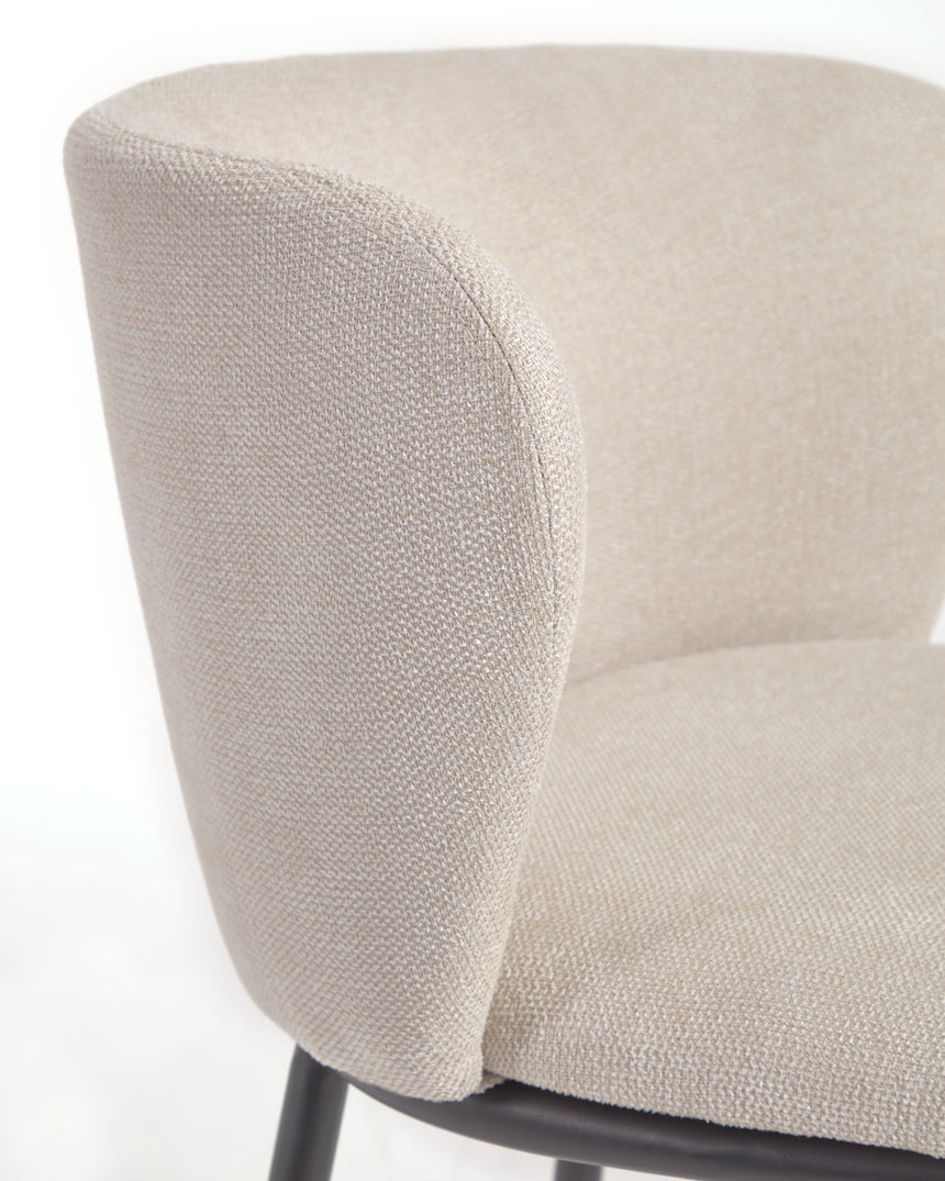 Ciselia Hocker aus beiger Chenille mit Stahlbeinen in Schwarz Höhe 65 cm FSC Mix Credit - ZEN ZONE Furniture