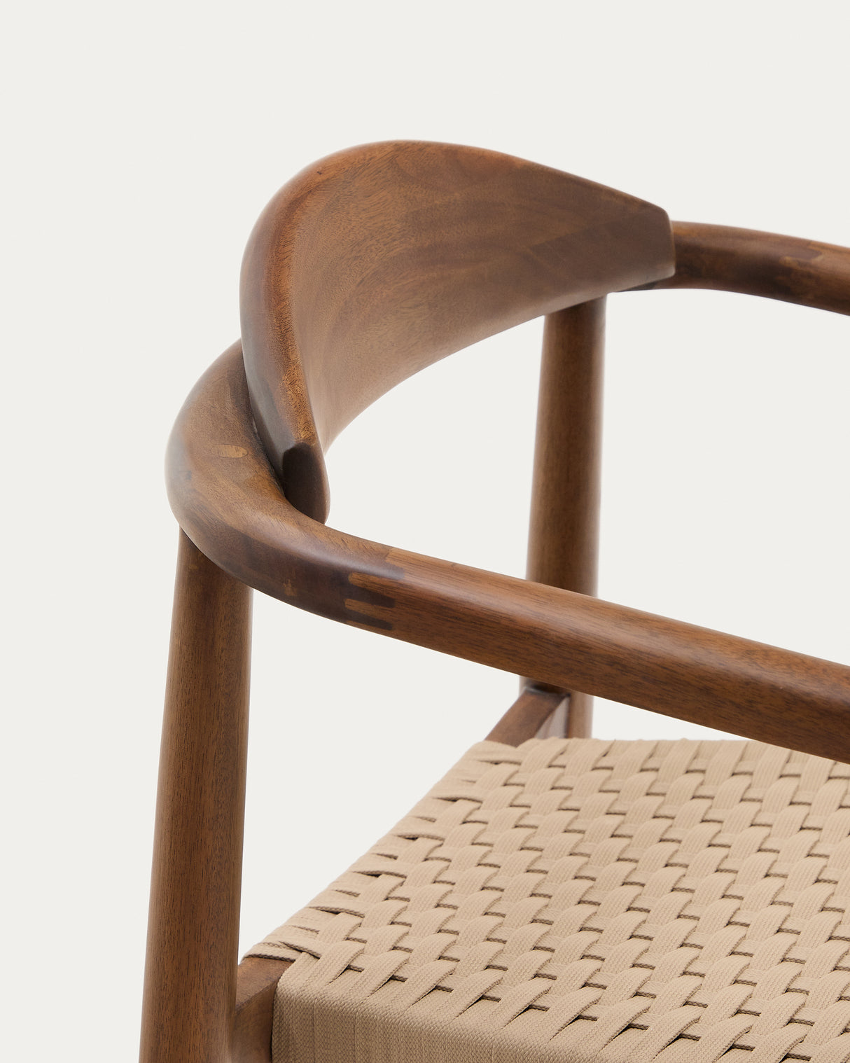 Nina stapelbarer Stuhl aus massivem Akazienholz mit Nussholzfinish und Seil in Beige FSC 100% - ZEN ZONE Furniture