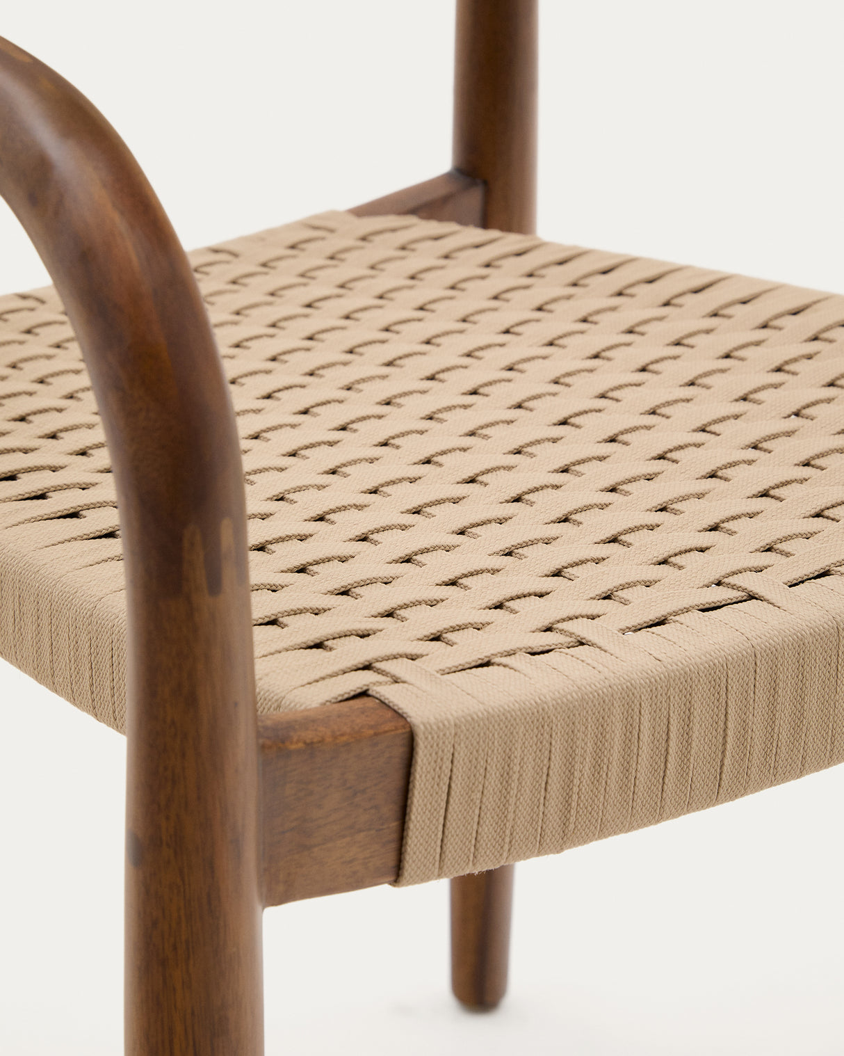 Nina stapelbarer Stuhl aus massivem Akazienholz mit Nussholzfinish und Seil in Beige FSC 100% - ZEN ZONE Furniture