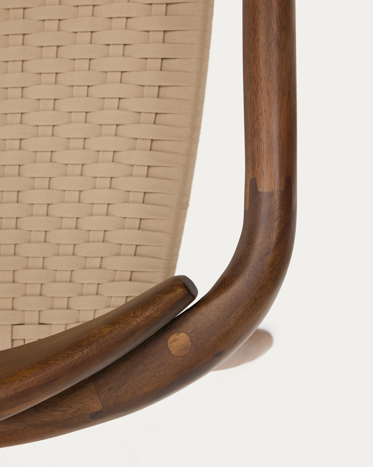 Nina stapelbarer Stuhl aus massivem Akazienholz mit Nussholzfinish und Seil in Beige FSC 100% - ZEN ZONE Furniture