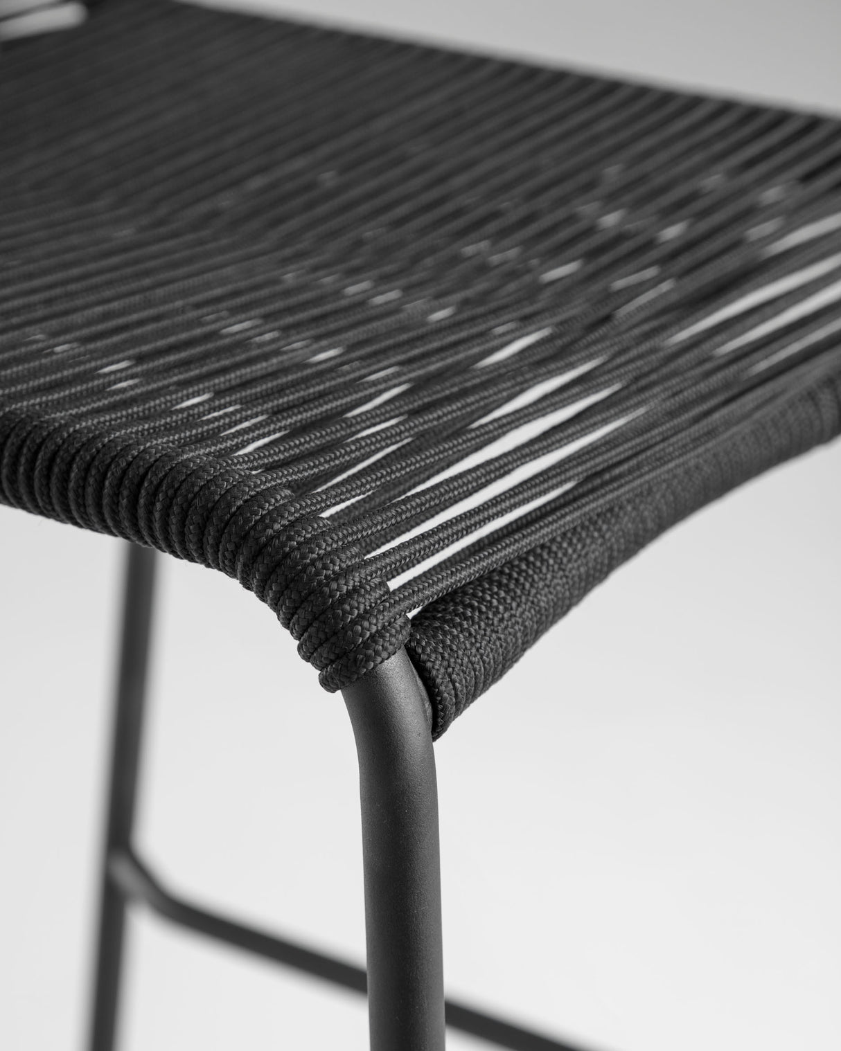 Lambton stapelbarer Hocker aus schwarzem Seil und Stahl mit schwarzem Finish Höhe 74 cm - ZEN ZONE Furniture