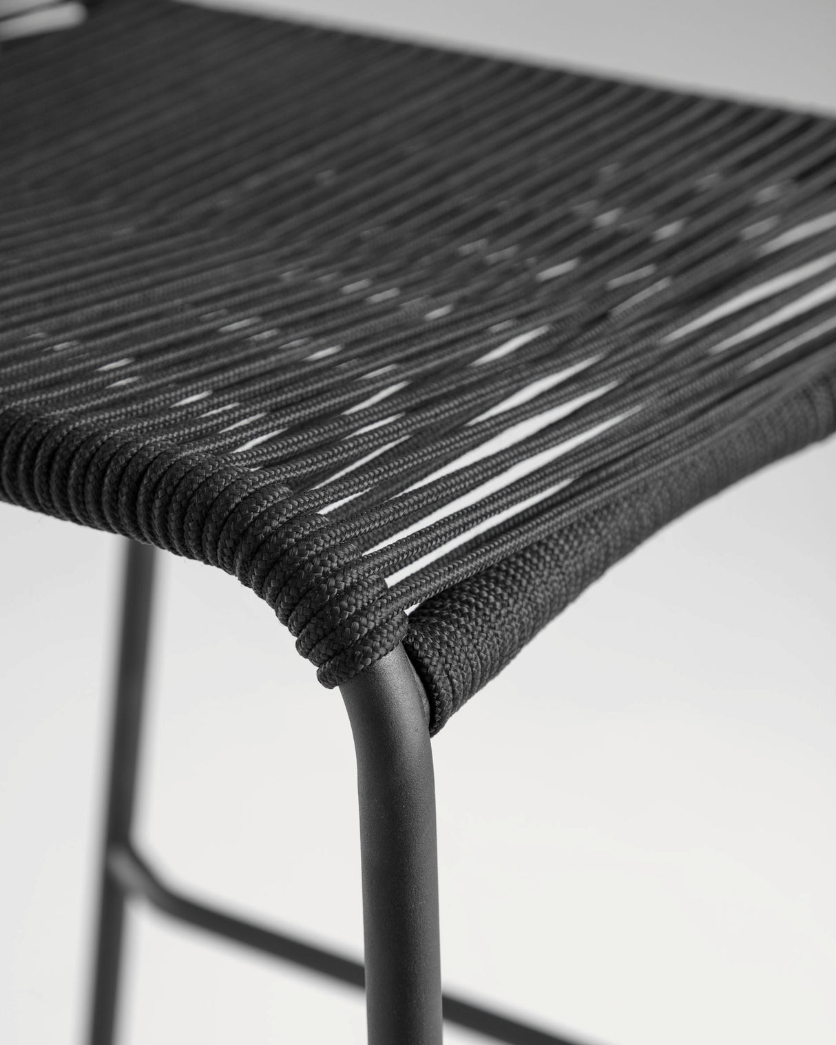 Lambton stapelbarer Hocker aus schwarzem Seil und Stahl mit schwarzem Finish Höhe 62 cm - ZEN ZONE Furniture