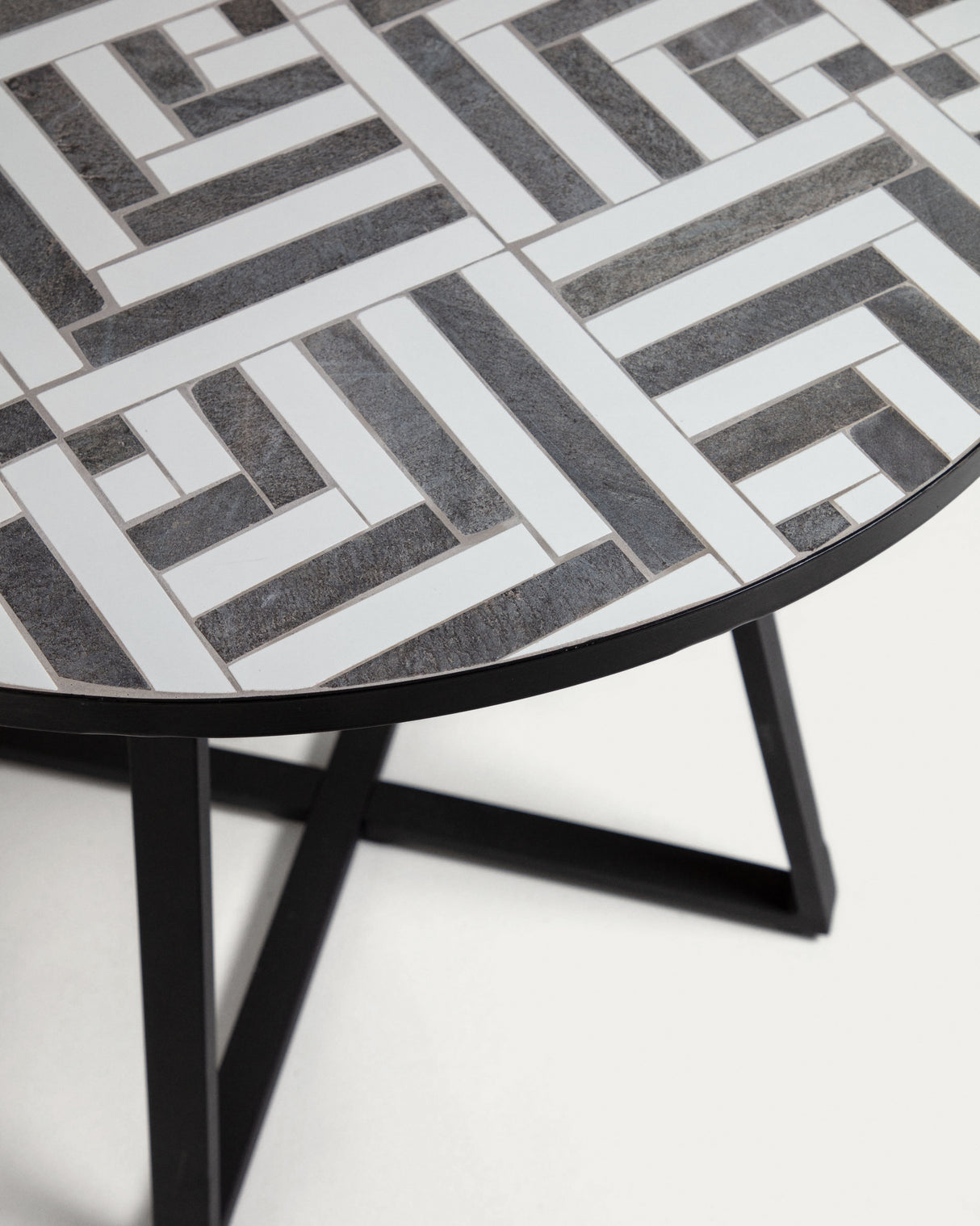 Tella runder Tisch aus weißer und schwarzer Keramik und schwarzen Stahlbeinen Ø 90 cm - ZEN ZONE Furniture