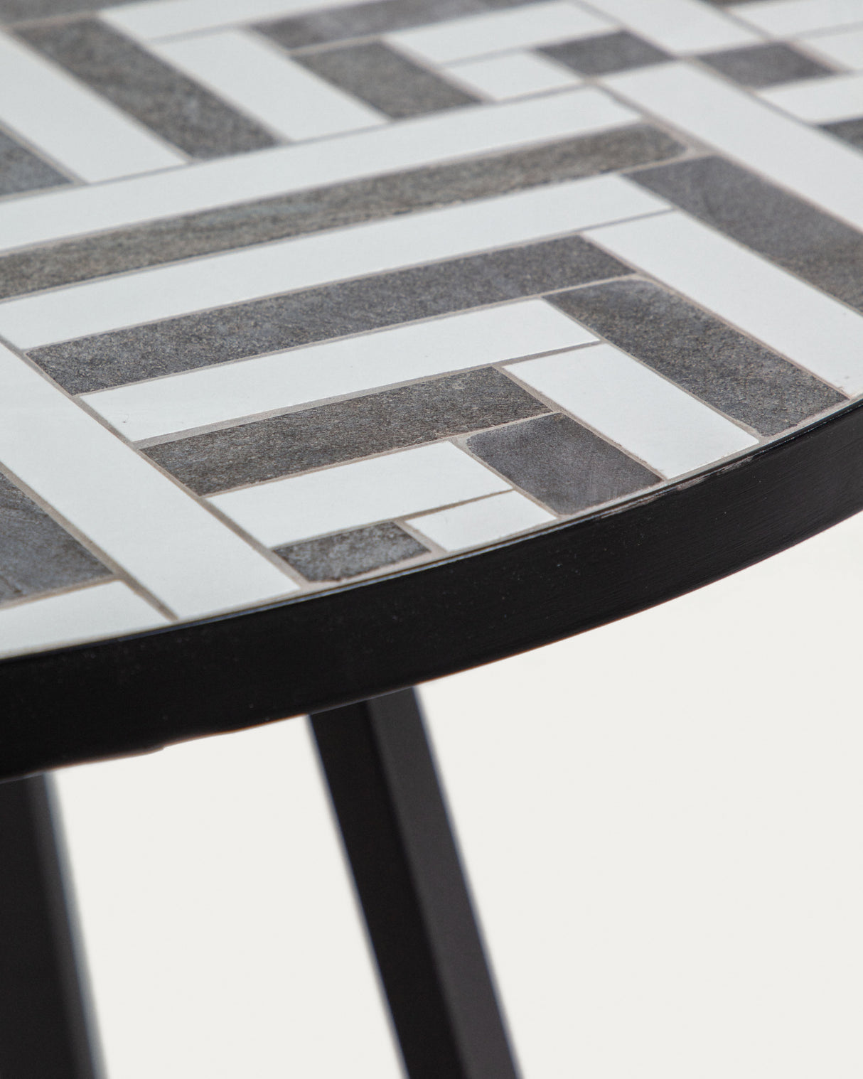 Tella runder Tisch aus weißer und schwarzer Keramik und schwarzen Stahlbeinen Ø 90 cm - ZEN ZONE Furniture