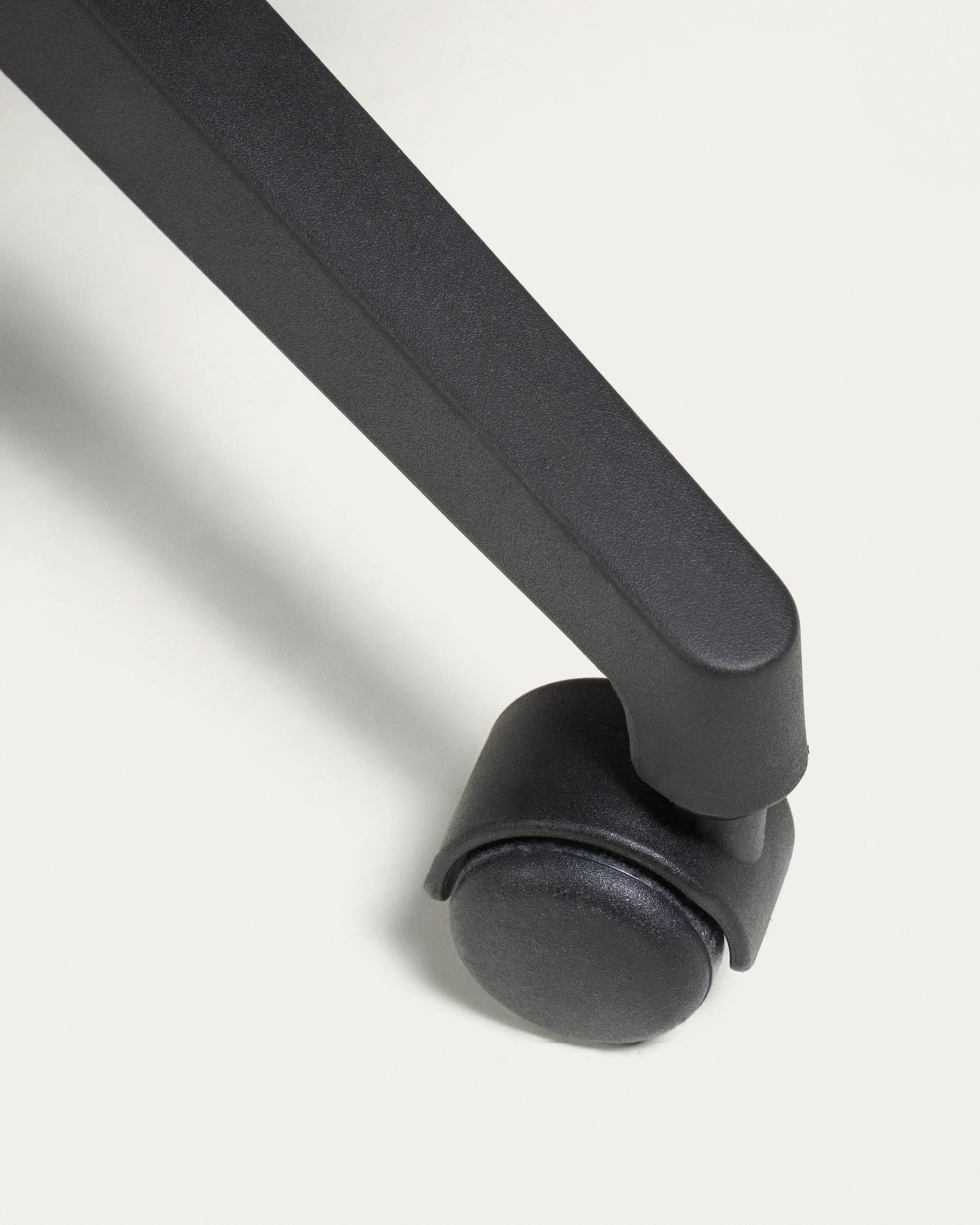 Melva Schreibtischstuhl in Schwarz mit Beinen aus Stahl in Schwarz - ZEN ZONE Furniture