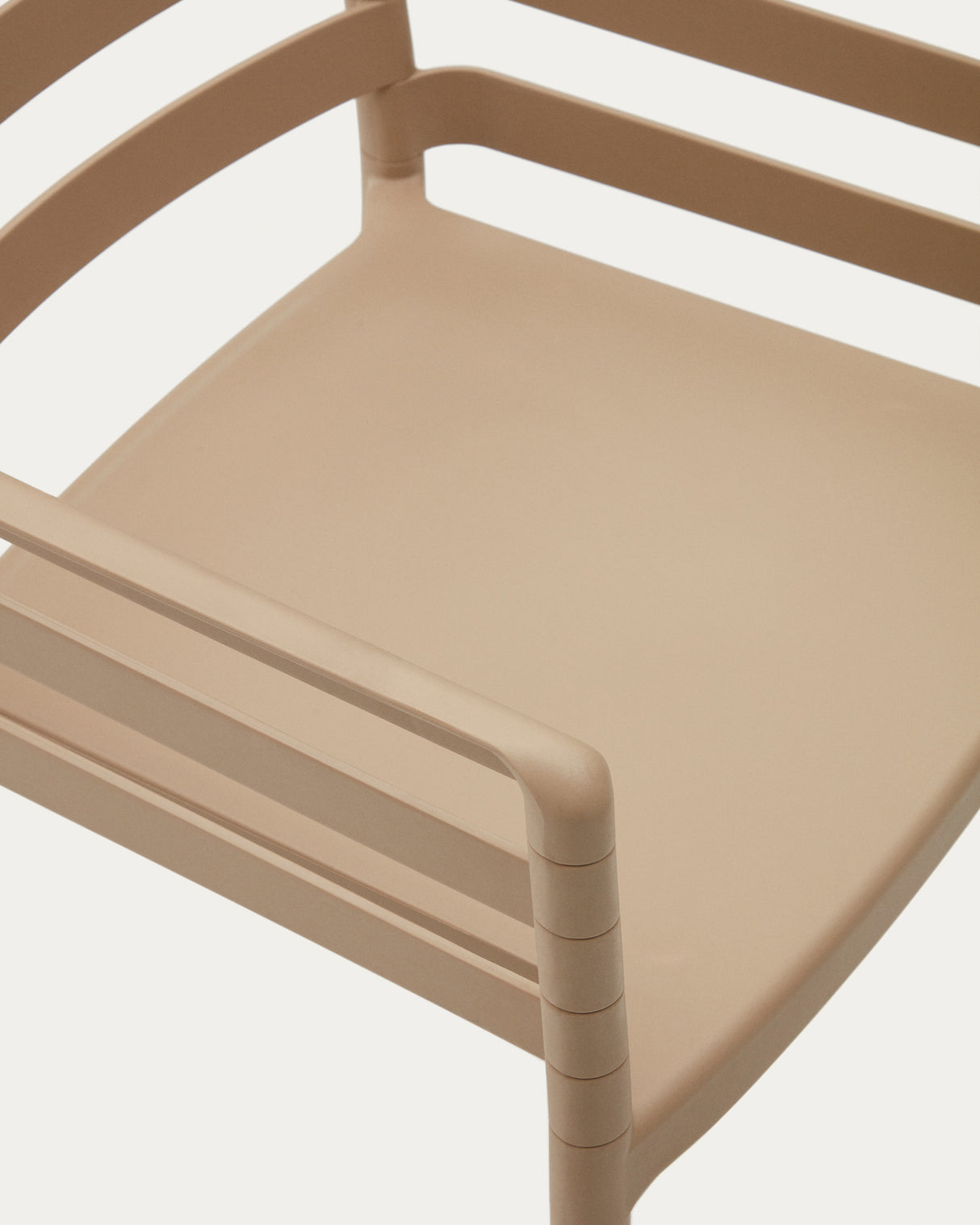 Nariet stapelbarer Gartenstuhl aus Kunststoff in Beige - ZEN ZONE Furniture