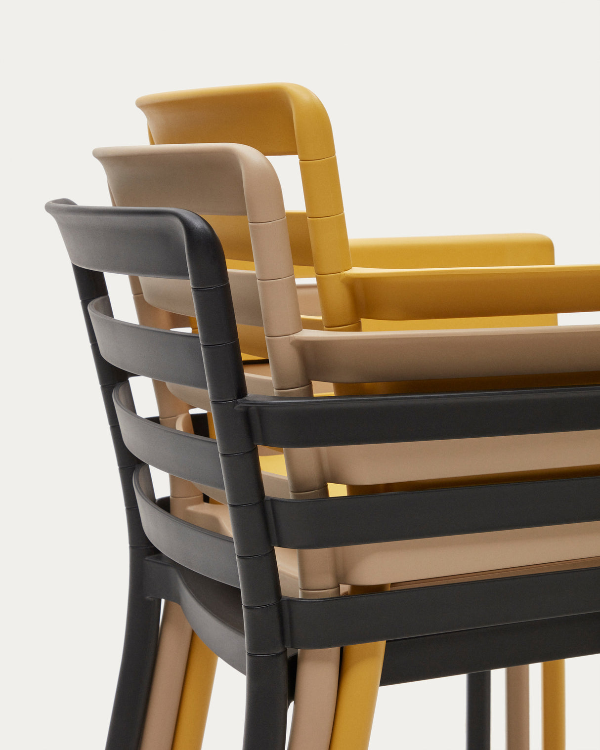 Nariet stapelbarer Gartenstuhl aus Kunststoff in Beige - ZEN ZONE Furniture