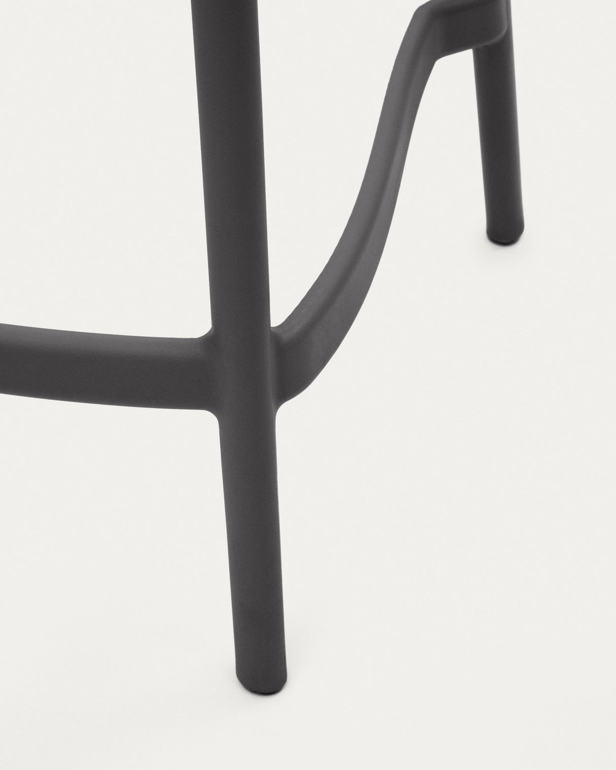 Morella stapelbarer Outdoor-Hocker aus grauem Kunststoff Höhe 65 cm - ZEN ZONE Furniture