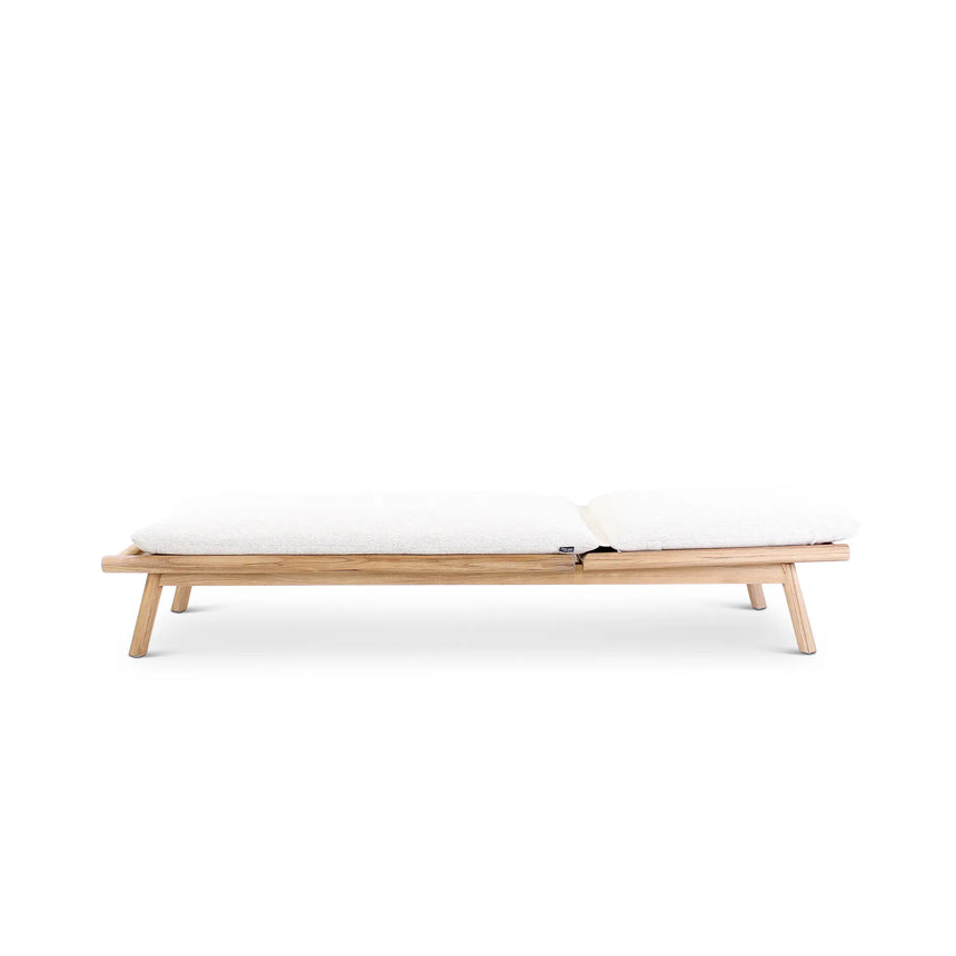 Sonnenliege Kuro aus Teakholz mit cremefarbenen Kissen aus Outdoor-Stoff, 212x75x30 cm - ZEN ZONE Furniture