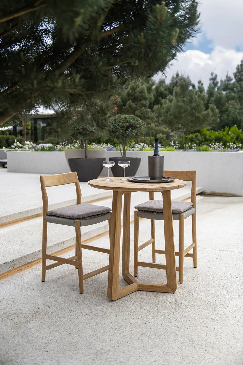 Atrani Bartisch aus Teakholz Tresenhöhe 80x80 cm - ZEN ZONE Furniture