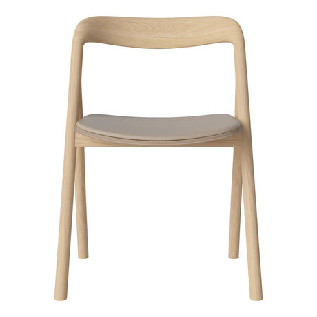 Fenri Gepolsterter Esstischstuhl aus Eiche weiß pigmentiert geölt, Quattro by Spoor - Leder, Sand - ZEN ZONE Furniture