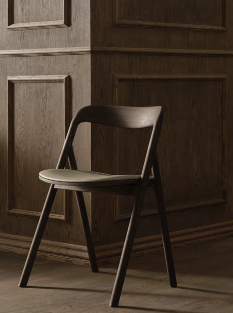 Fenri Gepolsterter Esstischstuhl aus Dunkel geölter Eiche, Quattro by Spoor - Leder, Black - ZEN ZONE Furniture