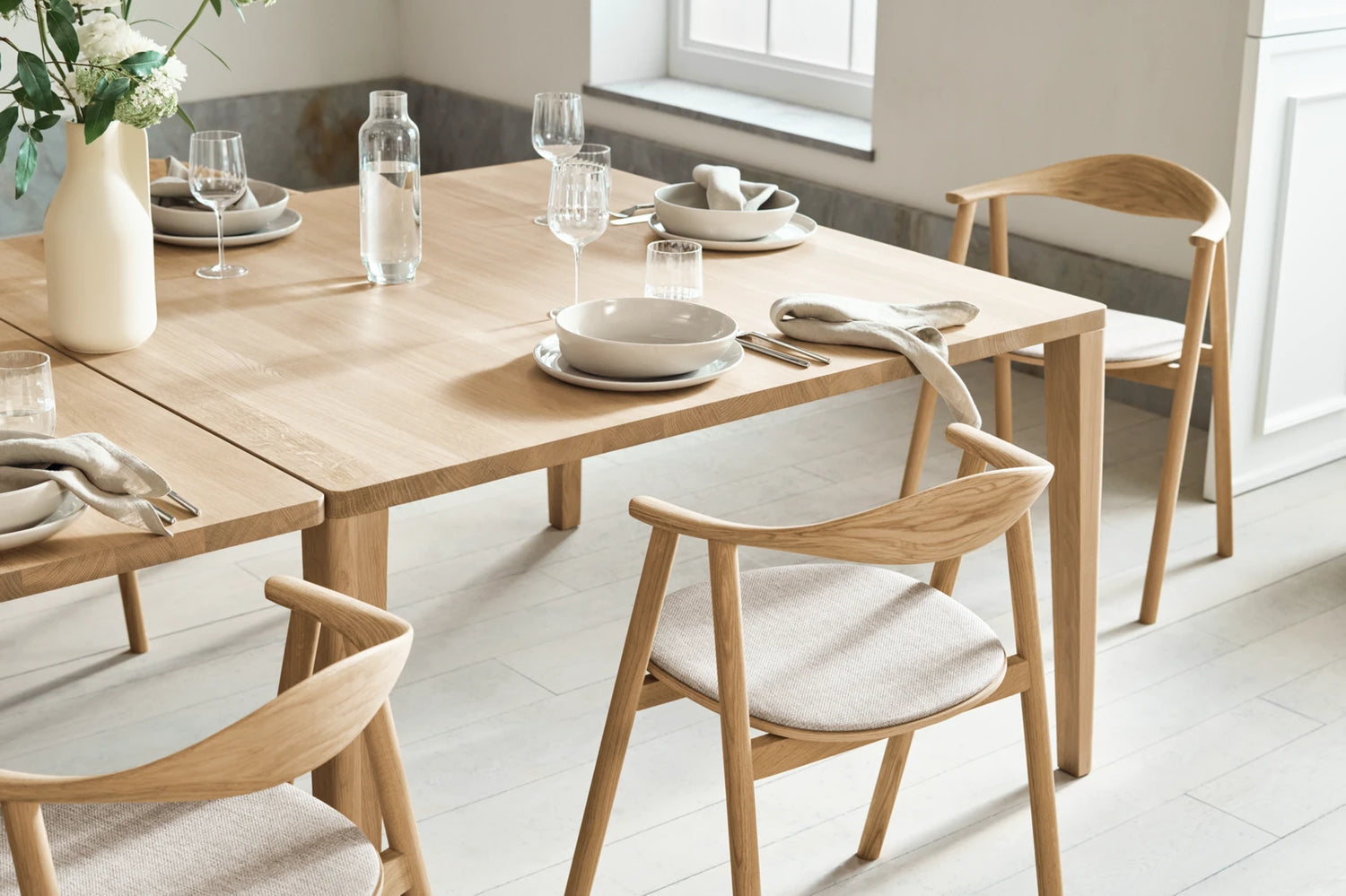 Graceful Esstisch aus massiver Eiche 130 x 130 cm - 30 mm - ZEN ZONE Furniture