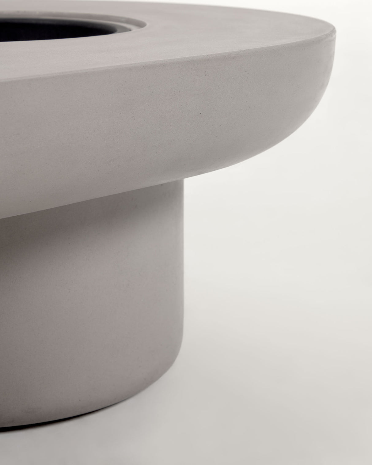 Taimi Outdoor Couchtisch aus Zement Ø 140 x 60 cm - ZEN ZONE Furniture