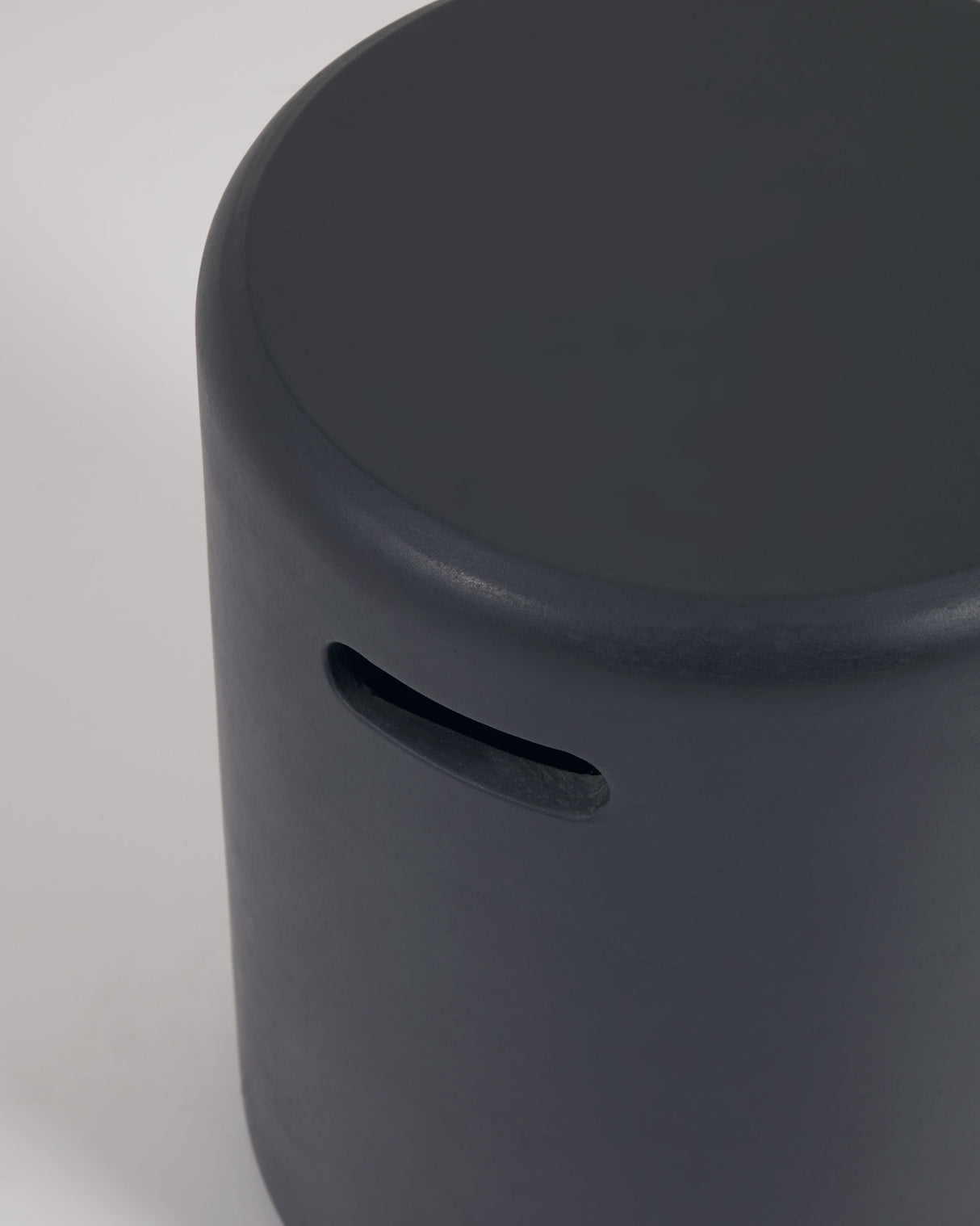 Taimi Outdoor Hocker aus Zement mit schwarzem Finish Ø 35 cm - ZEN ZONE Furniture