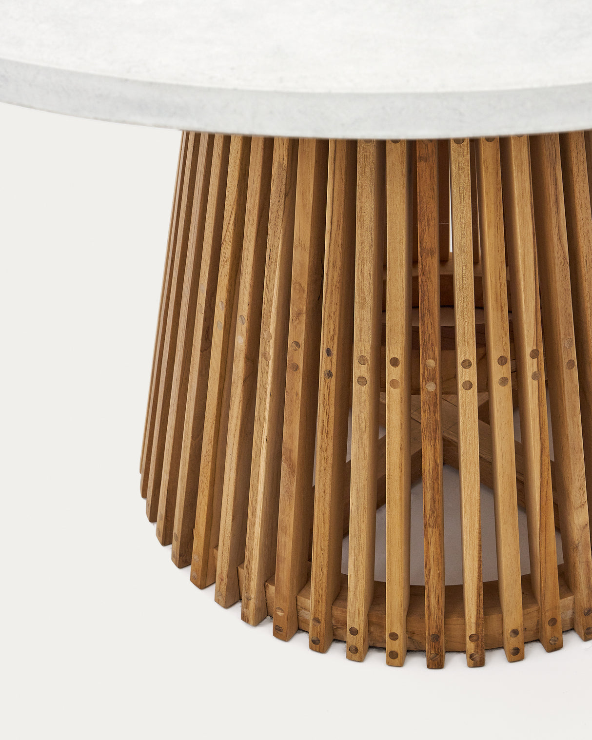 Alcaufar Outdoor Tisch rund aus massivem Teakholz und weißem Zement Ø 120 cm - ZEN ZONE Furniture