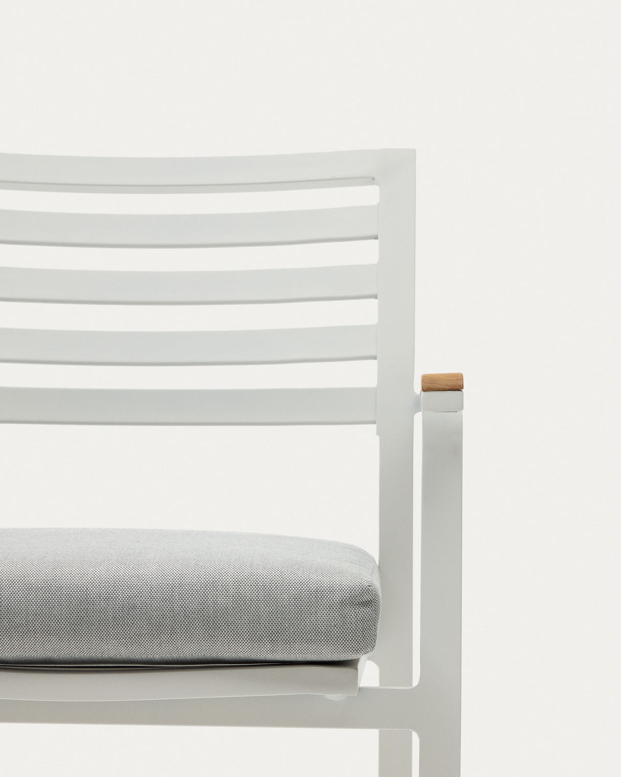 Bona stapelbarer Gartenstuhl aus Aluminium mit weißem Finish und Armlehnen aus massivem Teakholz - ZEN ZONE Furniture