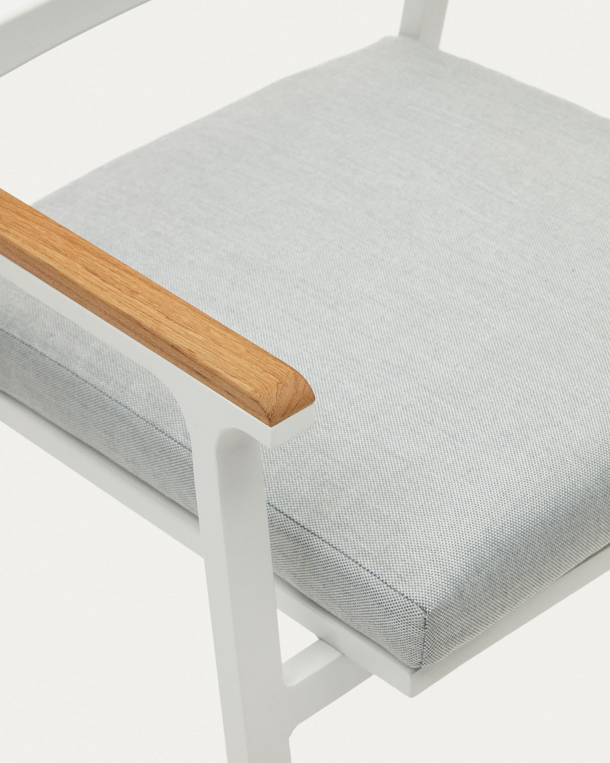 Bona stapelbarer Gartenstuhl aus Aluminium mit weißem Finish und Armlehnen aus massivem Teakholz - ZEN ZONE Furniture